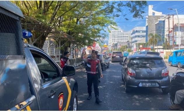 Patroli Rayon Sat Samapta Polresta Manado Lakukan Pengaturan Arus Lalu Lintas Demi Kelancaran Aktivitas Masyarakat